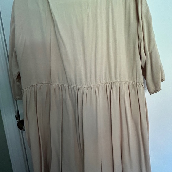 CUTE!  Sand color, short sleeve button up, swing shirt - Picture 4 of 4